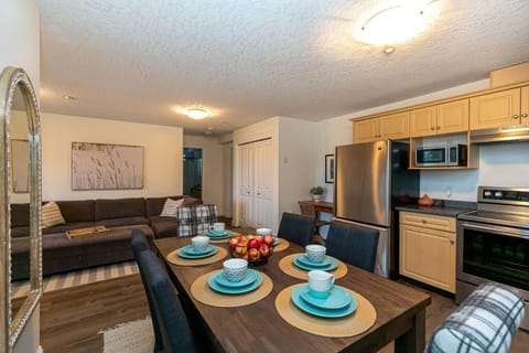 Cozy Renovated Oasis W Private Terrace & Parking House in Langford