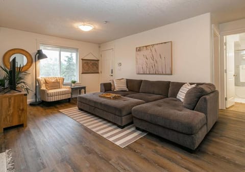 Cozy Renovated Oasis W Private Terrace & Parking House in Langford