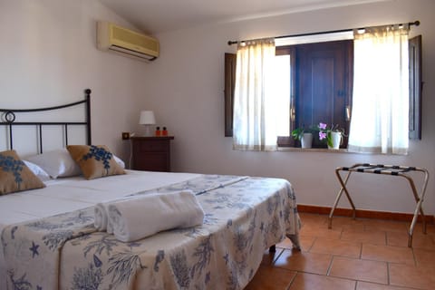 Bed, Photo of the whole room, Bedroom, air conditioner