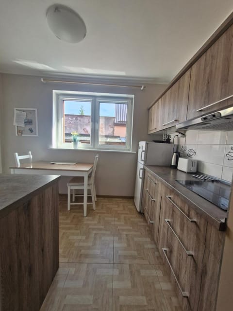 Kitchen or kitchenette, dishwasher, stove