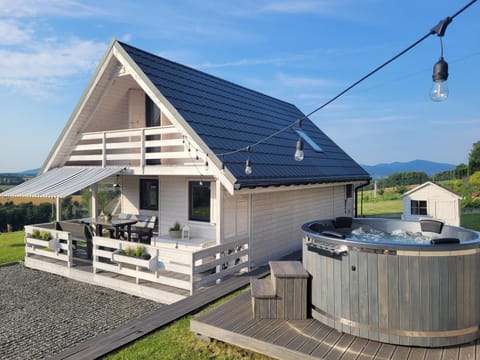 Property building, Hot Tub, Mountain view