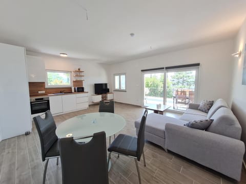 TV and multimedia, Living room, Seating area, Dining area, kitchen