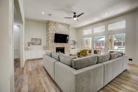 Horseshoe Bay Beauty House in Lake Lyndon B Johnson