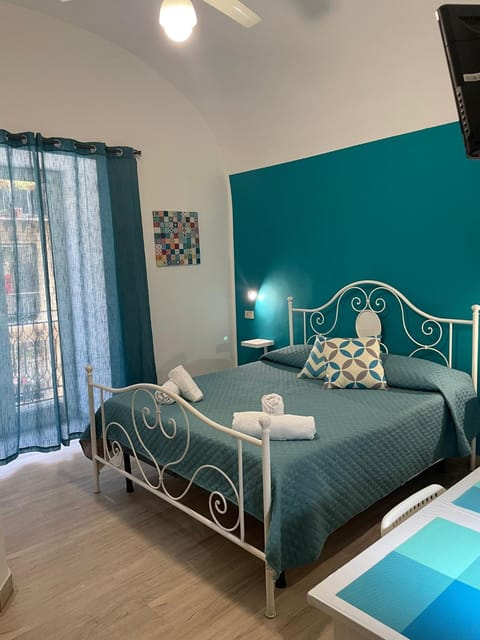 Bed, TV and multimedia, Photo of the whole room, Bedroom, towels