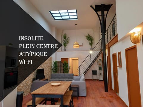 TV and multimedia, Living room, Photo of the whole room, Decorative detail, Seating area, Dining area, internet, air conditioner