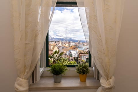 City view, Sea view