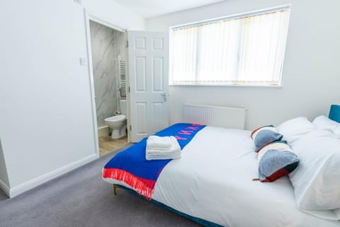 4 en-suite bedroom house with free parking Aylesbury House in Aylesbury
