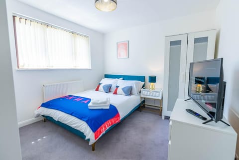 4 en-suite bedroom house with free parking Aylesbury House in Aylesbury