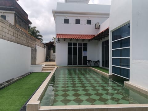 Swimming pool, Swimming pool