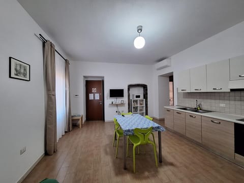 Kitchen or kitchenette, Dining area, oven, stove