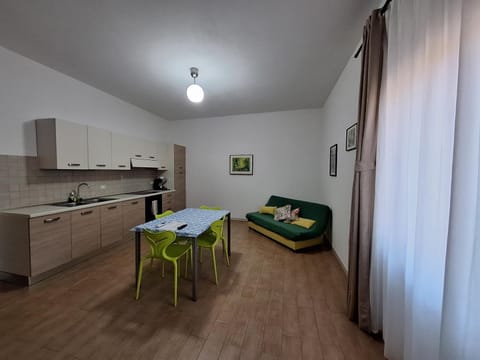 Kitchen or kitchenette, Living room, Seating area, Dining area, stove