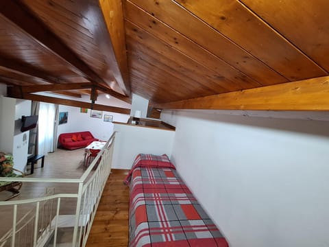 Bed, TV and multimedia, Living room, Photo of the whole room, Seating area