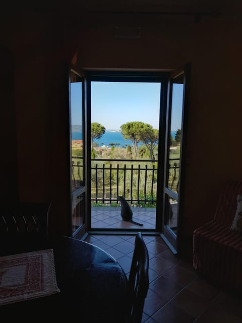 Living room, Lake view