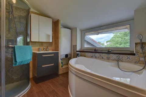 Bathroom, Bath, towels