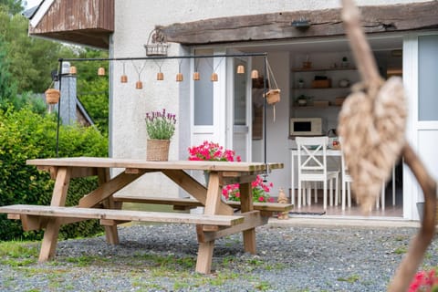 Property building, Patio, Spring, Day, Garden, Dining area, Garden view