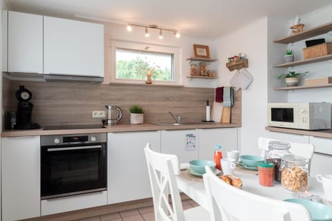 Coffee/tea facilities, Kitchen or kitchenette, dishwasher, microwave, oven, stove