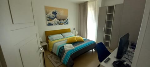 Bed, TV and multimedia, Photo of the whole room, Bedroom, hair dresser, wardrobe, air conditioner