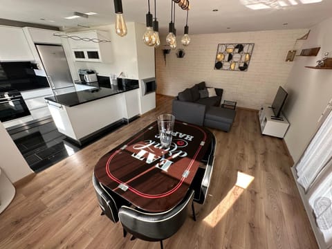 Kitchen or kitchenette, Living room, Seating area, Dining area, minibar, pet friendly, stove