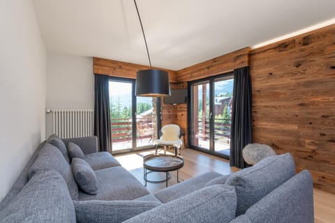 Shower, Bed, Bathroom, Kitchen or kitchenette, Living room, Bedroom