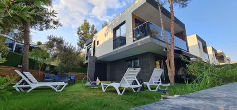 Özel havuz ve deniz manzaralı yeni villa Villa in Kusadasi