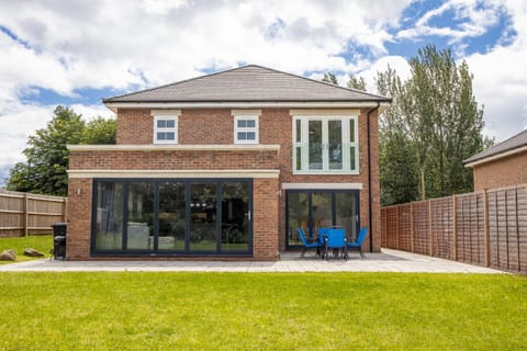The Orchard - Spacious 5 Bed House in Burton upon Trent
