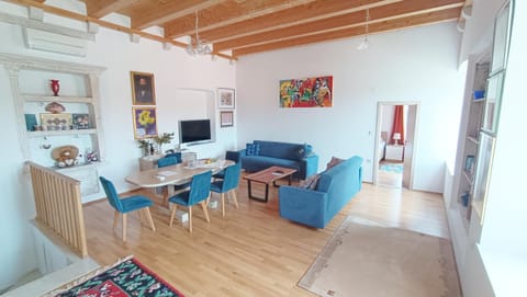 Communal lounge/ TV room, Living room, Seating area, Dining area, internet