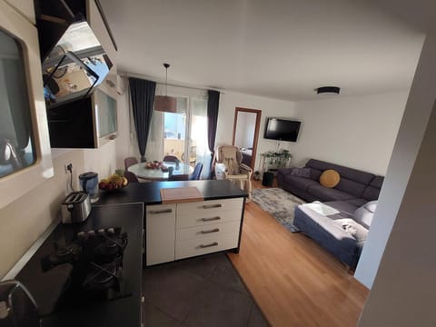 Communal lounge/ TV room, TV and multimedia, Living room, Seating area, Dining area, Communal kitchen