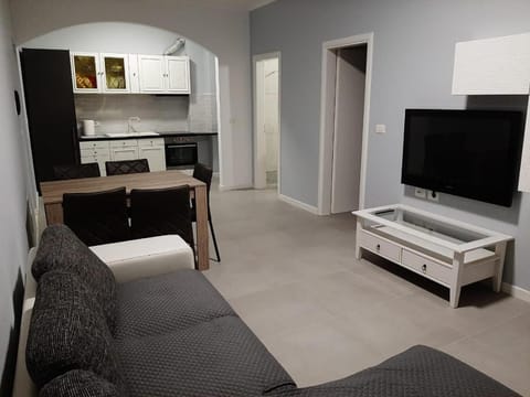 Communal lounge/ TV room, TV and multimedia, Kitchen or kitchenette, Living room, Seating area