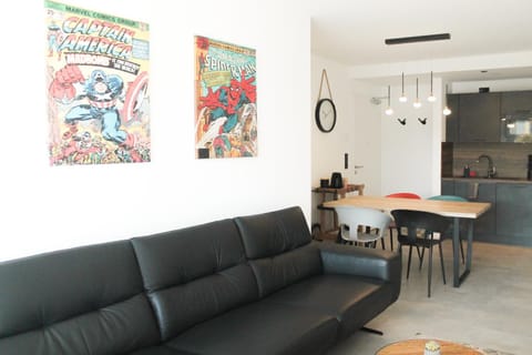 Marvel-Apartment - für Freunde & Familien, stadtnah, Parkplatz, E-Ladestation, Gitterbox für Fahrräder, Fitnessstudio, digitale Gästemappe mit Restaurant- und Unternehmenstipps Apartment in Koblenz