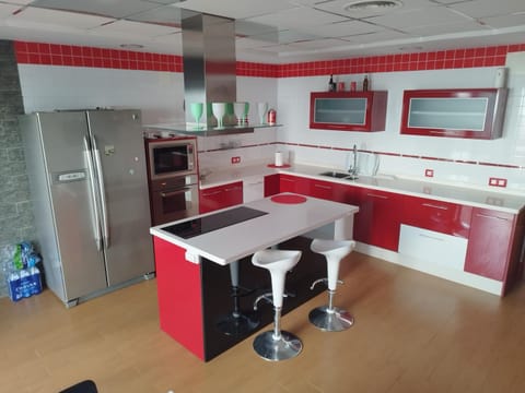 Kitchen or kitchenette, Dining area, dishwasher, minibar, pet friendly, stove, toaster