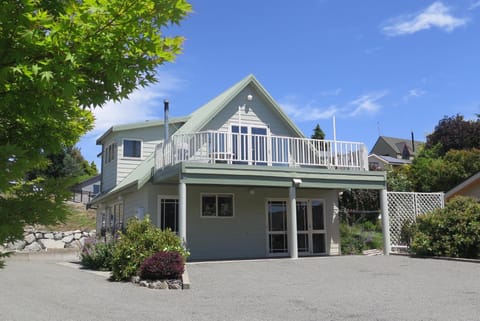 Property building, Facade/entrance, Spring, Day, Garden, Parking