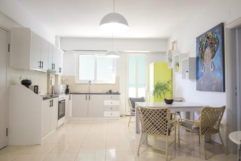 Living room, Seating area, Dining area, oven