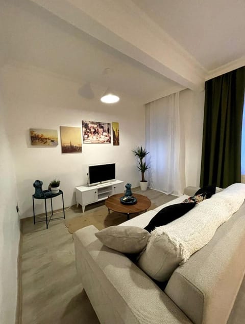 Bed, TV and multimedia, Living room, Photo of the whole room, Seating area