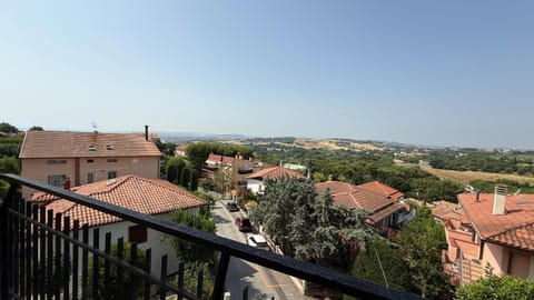 S270 - Sirolo, quadrilocale in centro con vista panoramica Apartment in Sirolo