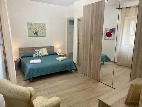 Bed, Living room, Photo of the whole room, Bedroom, wardrobe
