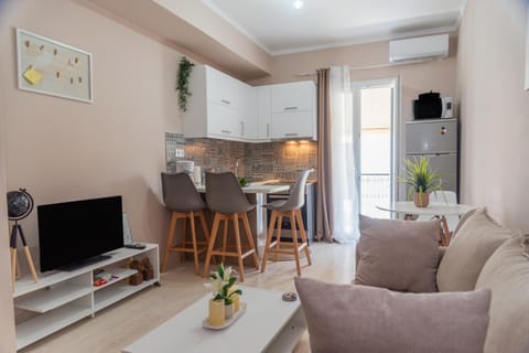 TV and multimedia, Kitchen or kitchenette, Living room, Seating area, Dining area