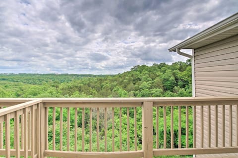 2 Mi to Branson Strip Family Home with Balcony! Apartment in Branson