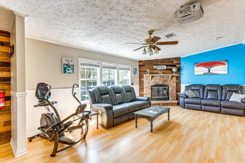 Fire Pit and On-Site Fishing! Pensacola Family Home House in Alabama