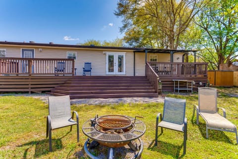 Fire Pit and On-Site Fishing! Pensacola Family Home House in Alabama