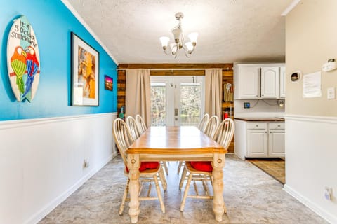 Fire Pit and On-Site Fishing! Pensacola Family Home House in Alabama