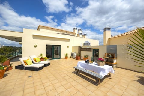 BBQ facilities, Balcony/Terrace, Dining area, sunbed