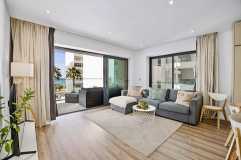 TV and multimedia, Living room, Seating area, Evening entertainment