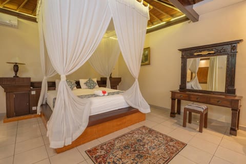 Bed, Living room, Photo of the whole room, Seating area, Dining area, Bedroom