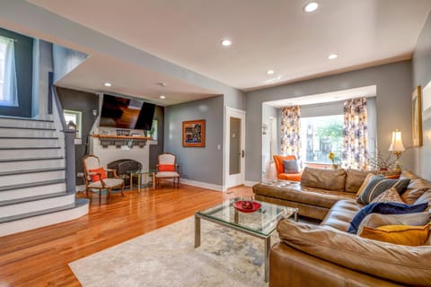 Spacious 5-BR House near Transit w Parking House in Chicago