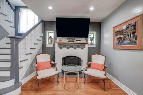 Spacious 5-BR House near Transit w Parking House in Chicago