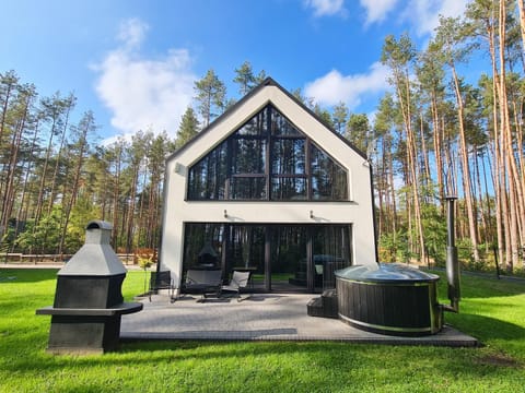 Property building, Spring, Day, Natural landscape, BBQ facilities, Garden, Hot Tub, Garden view