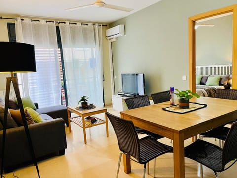 TV and multimedia, Living room, Seating area, Dining area, air conditioner