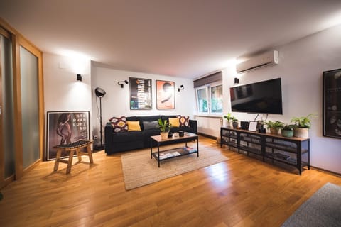 TV and multimedia, Seating area, Evening entertainment