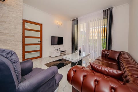 TV and multimedia, Living room, Seating area, Evening entertainment