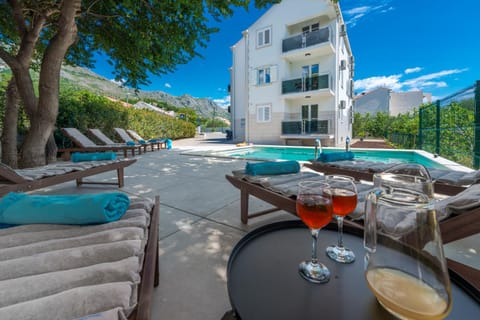Property building, Patio, Neighbourhood, Pool view, Swimming pool, Entertainment, sunbed
